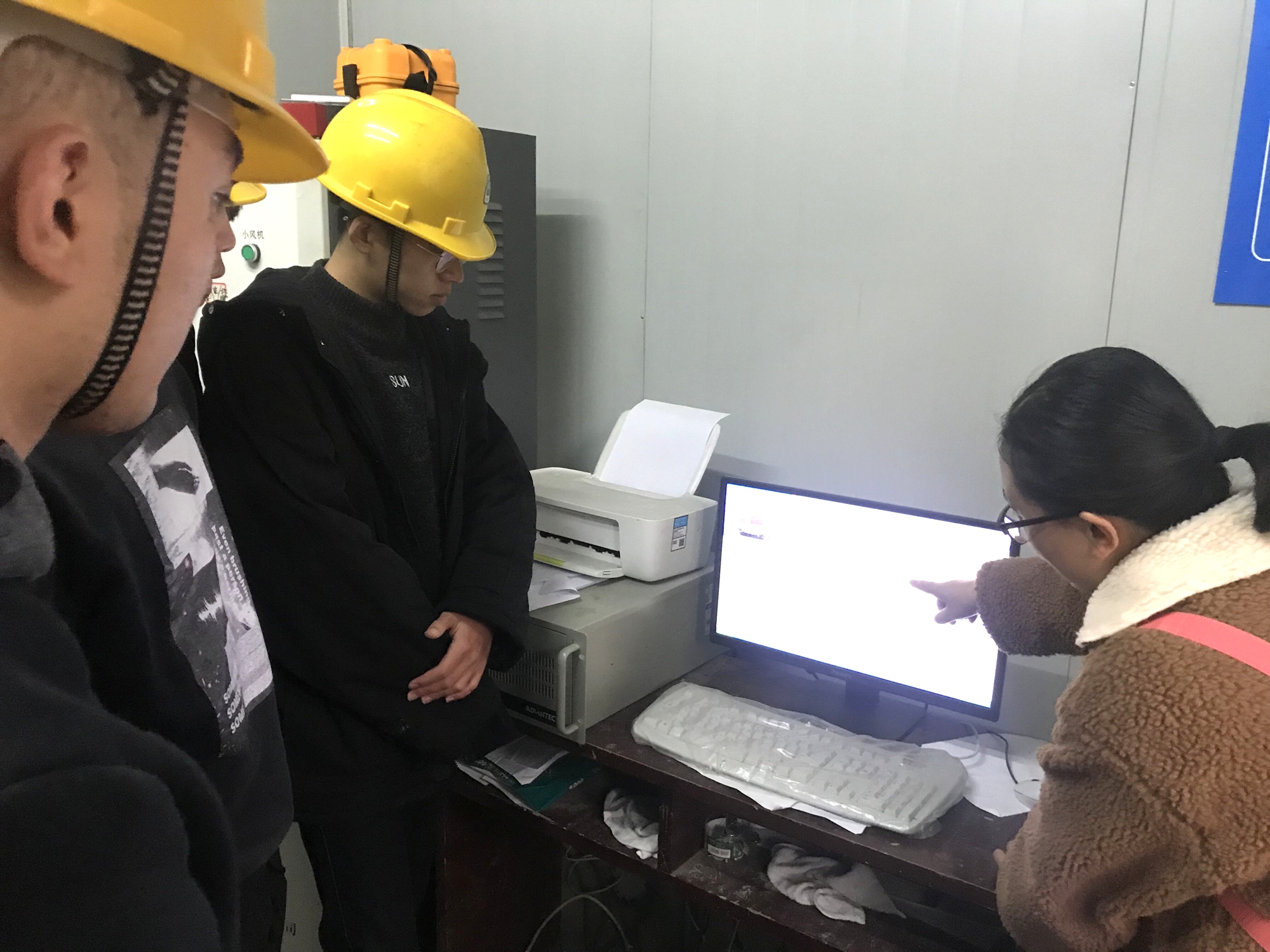 1589334901764661.jpg 禾力公司技术人员为在校学生授课_副本_副本.jpg