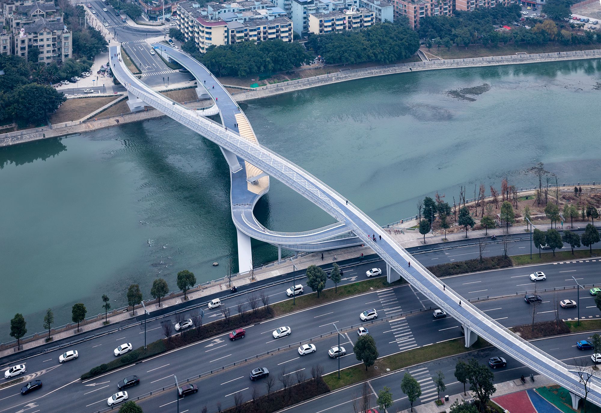 五岔子大桥：项目为国内首座“莫比乌斯环”式异形拱桥，由4000块截面、弧度、重量与形状各异的钢板实现钢结构造型。_副本.jpg